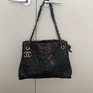 CHANEL quilted/chain black shoulder tote